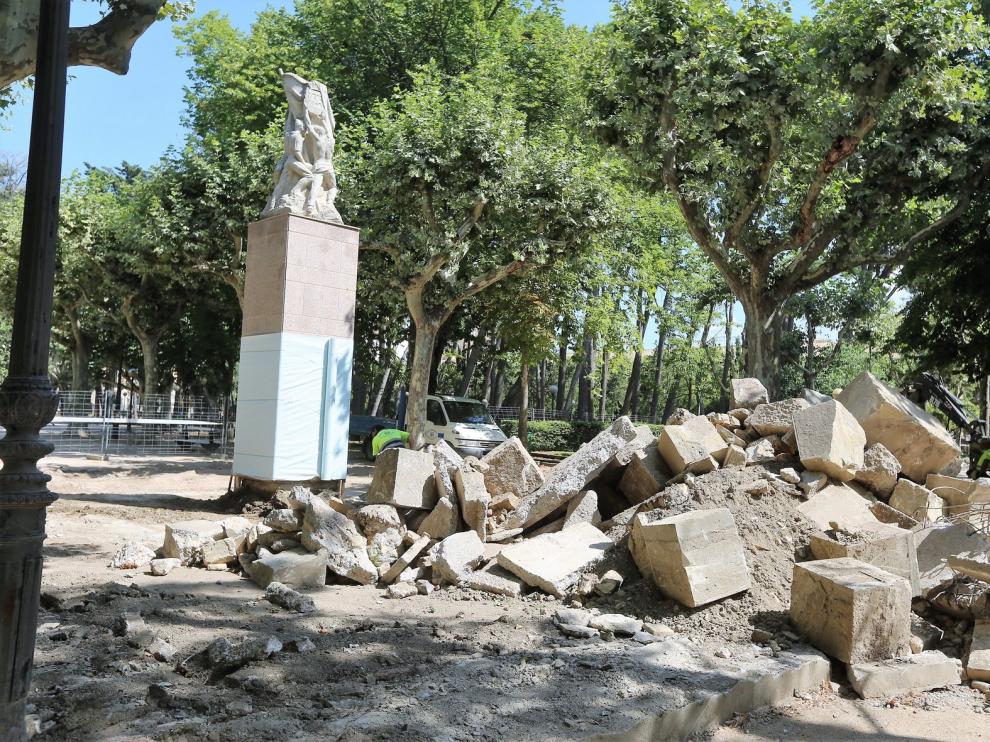 Avanzan las obras de reforma del vial central del Parque Miguel Servet de Huesca