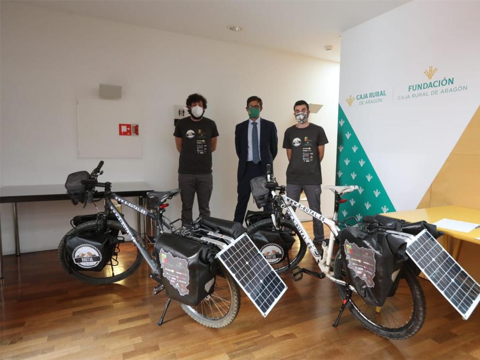 Dos emprendedores aragoneses recorren más de 1.000 kilómetros por las zonas más despobladas de Aragón