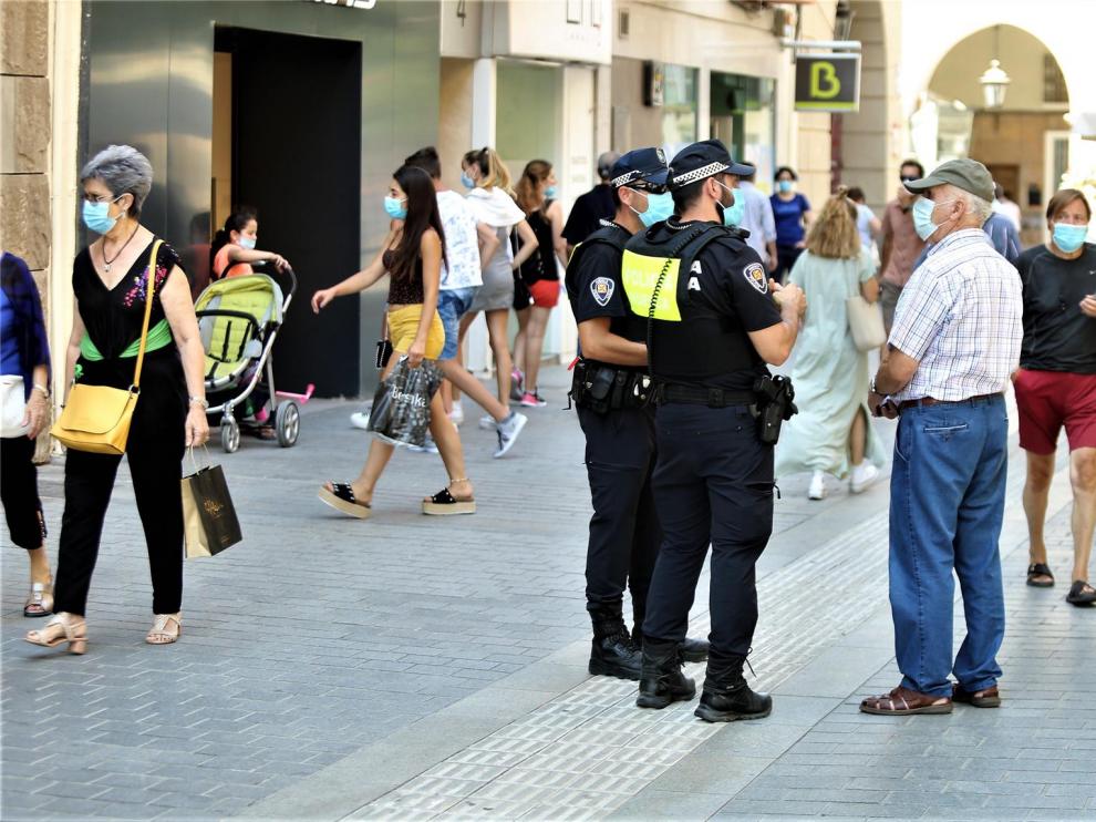 Los oscenses cumplen con el uso de la mascarilla en la primera jornada en la que es obligatoria