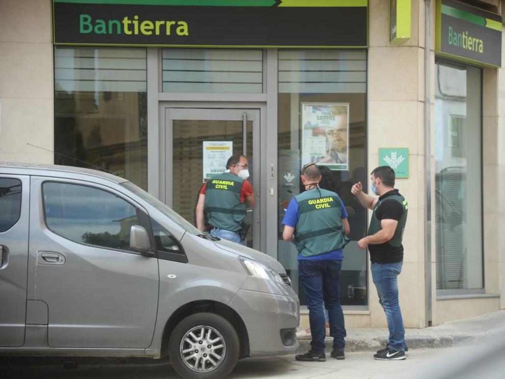 La Guardia Civil busca a los atracadores de un banco de Almudévar