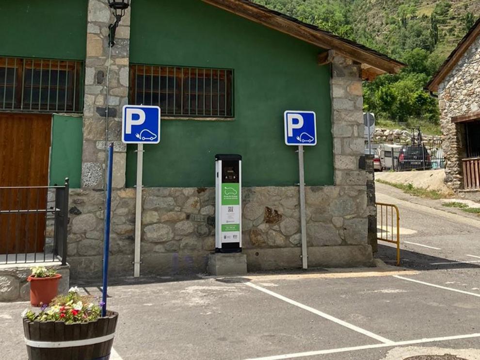 Benasque crea dos puntos de recarga para coches eléctricos