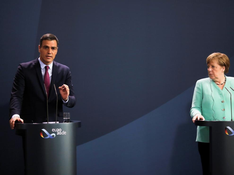 Sánchez pide ante Merkel superar vetos en el Consejo
