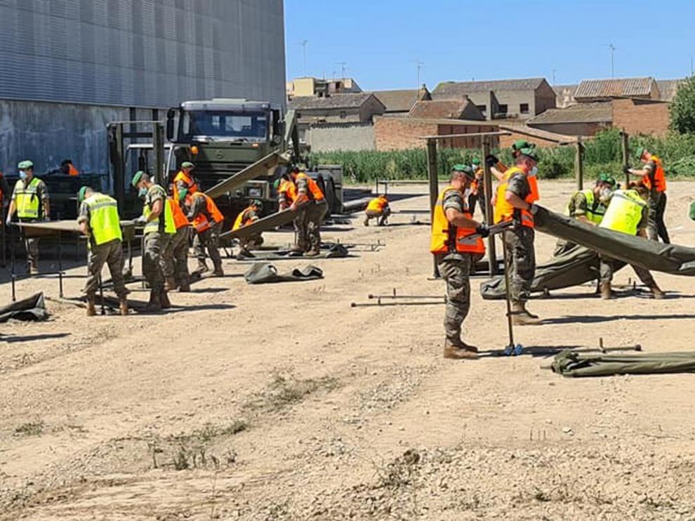 El Ejército inicia su labor en Albalate con la instalación de tres tiendas y 50 literas para los temporeros