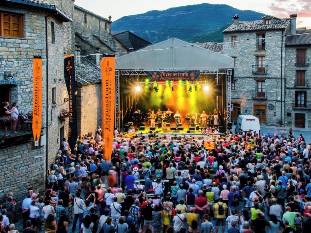 El eco de la música tradicional de patio en patio por Boltaña