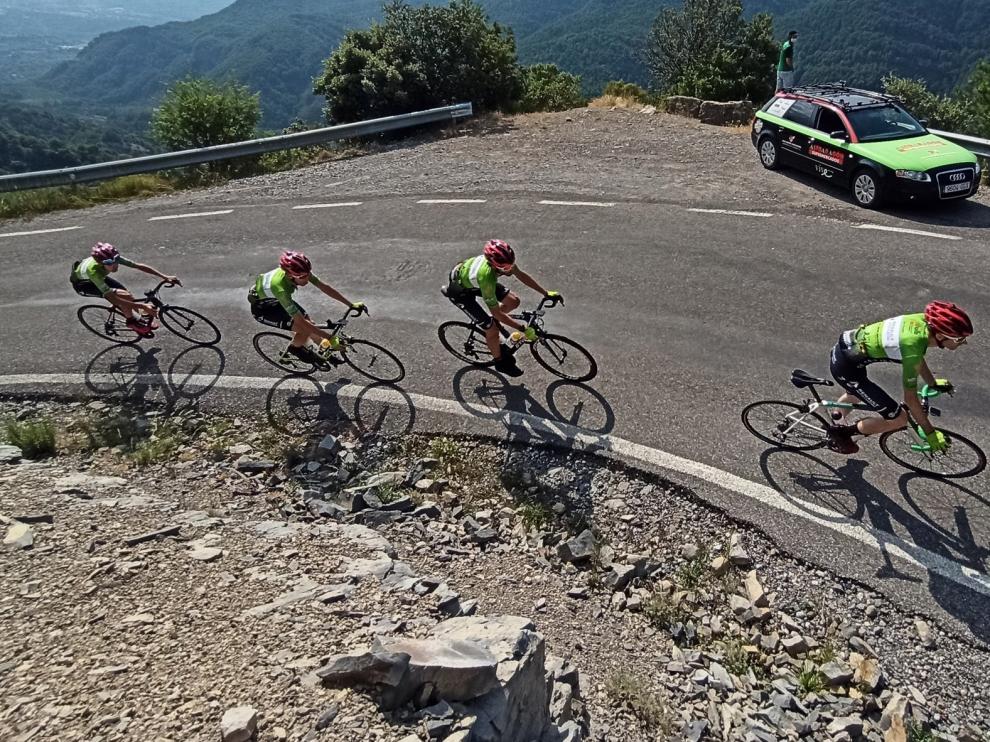 Los equipos Elite-Sub23 y Junior del Club Ciclista Oscense, preparados
