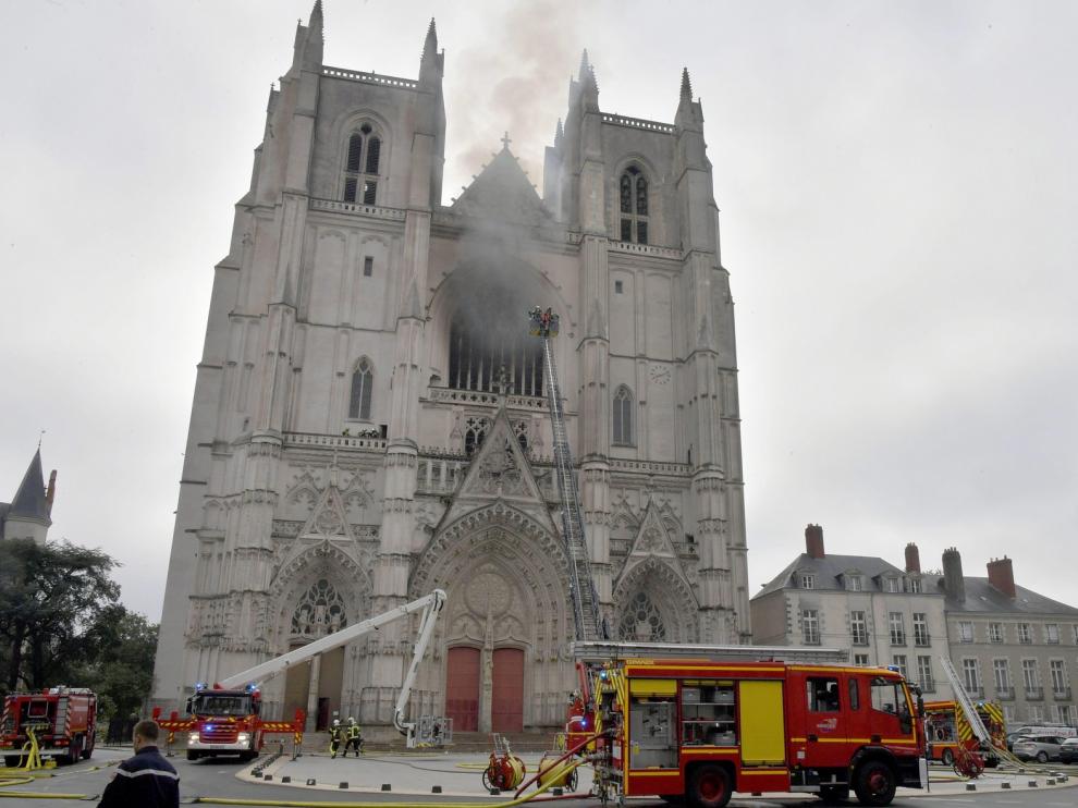 Los bomberos dan por controlado el incendio declarado en el interior de la catedral de Nantes