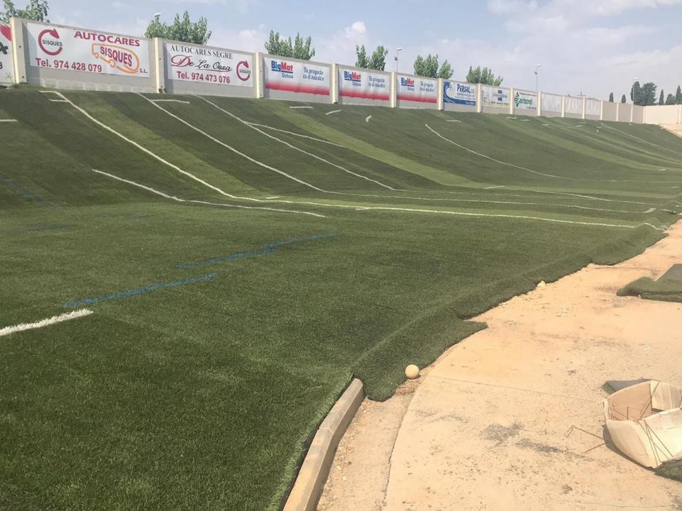 Reciclaje para el césped artificial del campo de Los Olmos
