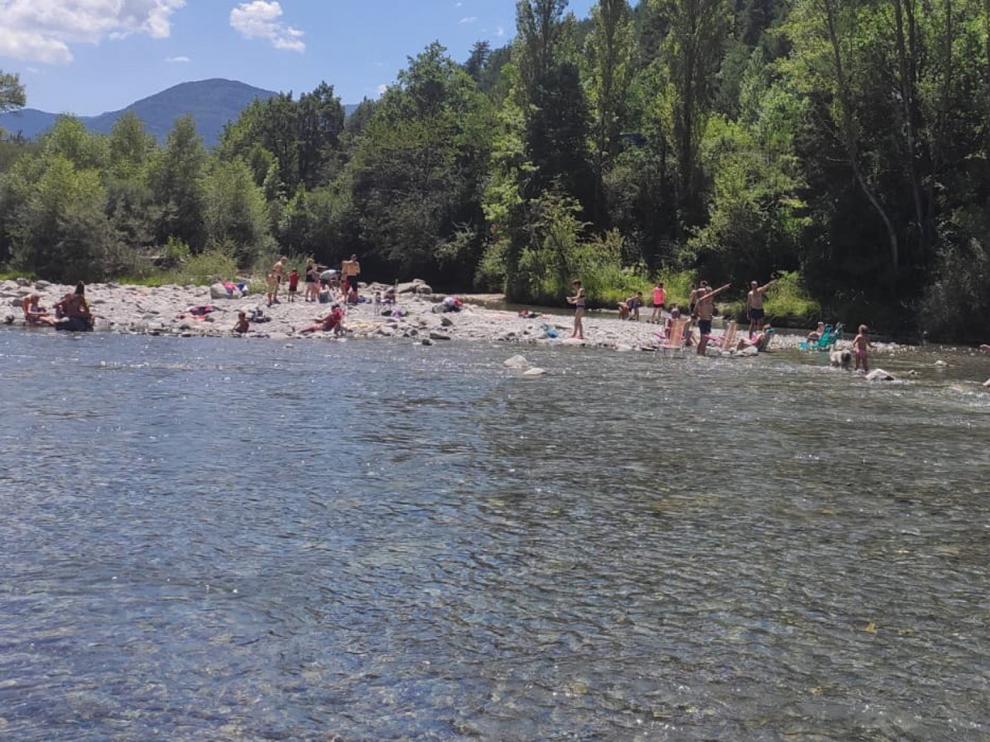 Refrescante baño en el Ara