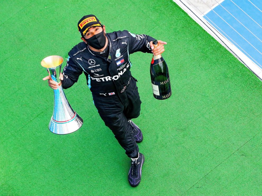 Hamilton gana, iguala un récord de Schumacher y se coloca líder