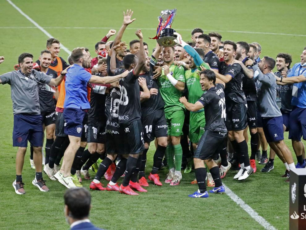 ¡¡¡ CAMPEONES !!! El Huesca pone la guinda a un año de ensueño y levanta el trofeo de líder