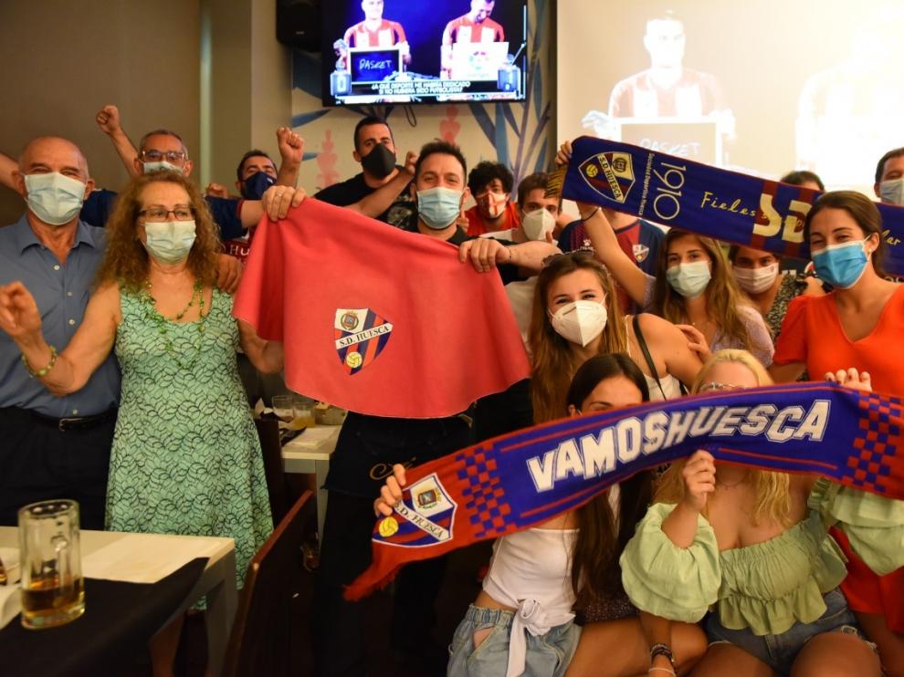 Las mascarillas no empañan una jornada histórica para el Huesca
