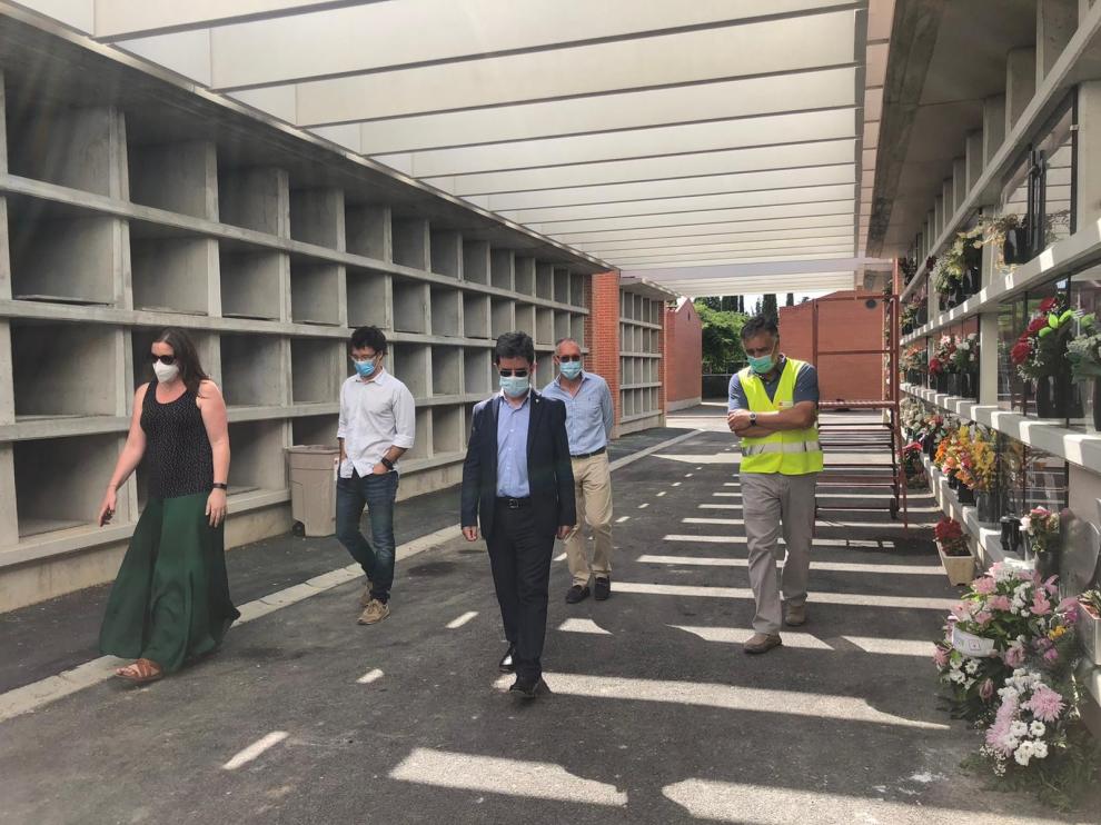 El alcalde de Huesca visita el Cementerio Municipal tras la construcción de 216 nuevos nichos y una pérgola