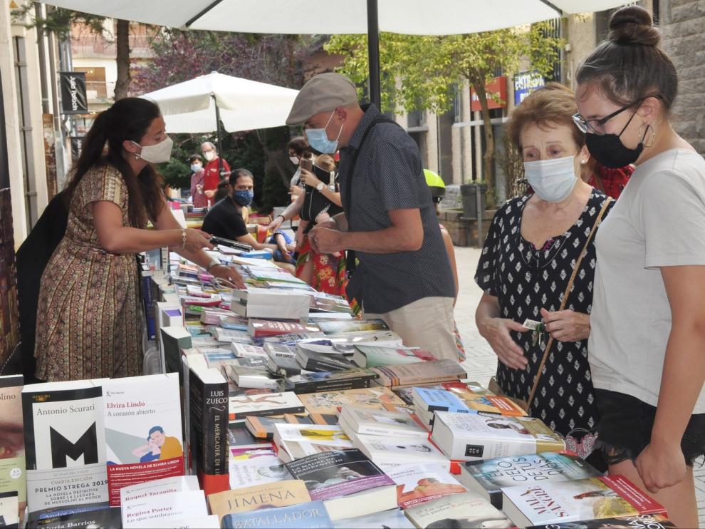 Jaca celebra una animada jornada con las librerías en el Pasaje del Carmen