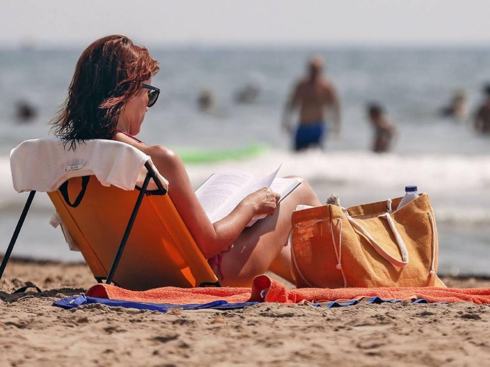 Los epidemiólogos piden no fumar en playas y terrazas para evitar contagios
