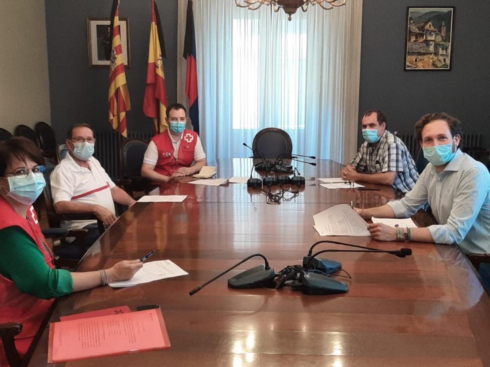 Monzón analiza con Cruz Roja las actuaciones durante la crisis sanitaria
