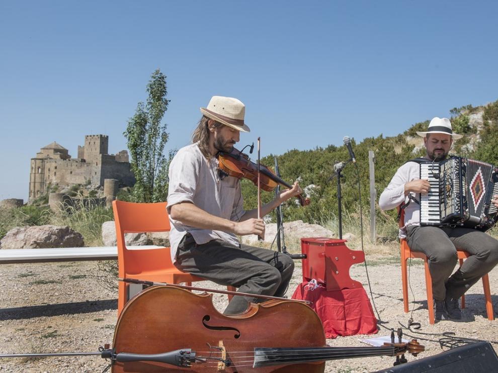 Música bailable de Vegetal Jam anima al público en Loarre