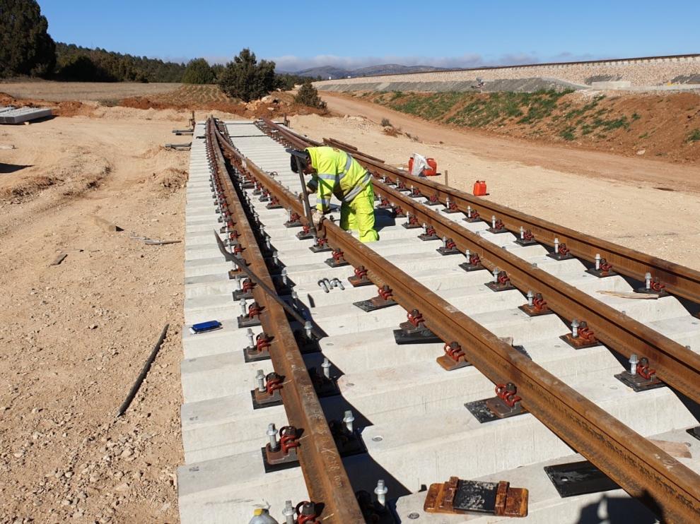 Adif avanza en las obras de renovación integral de vía en la línea Zaragoza-Teruel-Sagunto