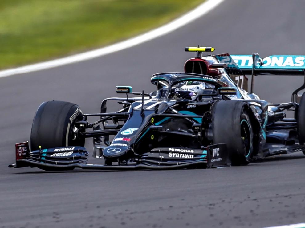 Hamilton, pinchado, gana por séptima vez