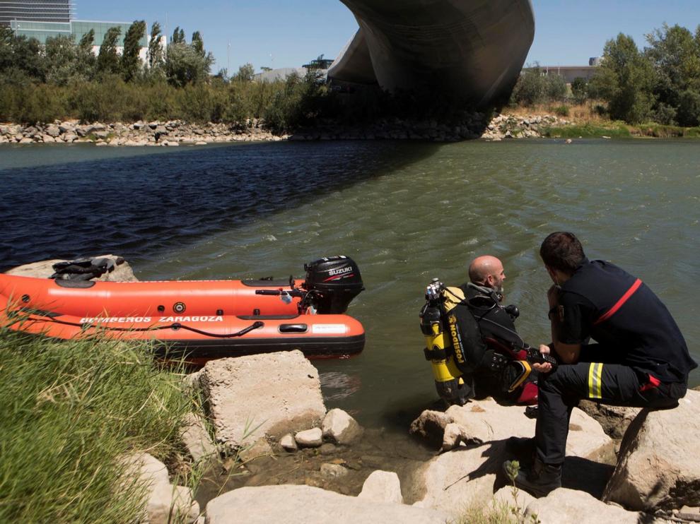 Continúa la búsqueda del hombre que se hundió en el Ebro