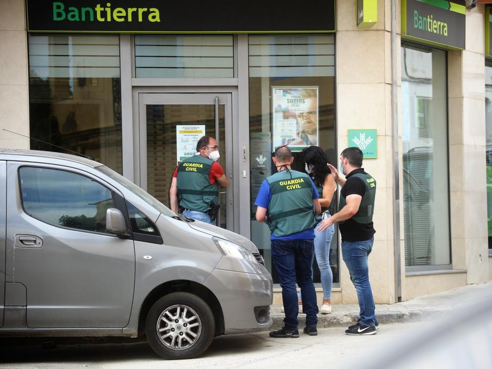 La Guardia Civil detiene a dos hombres como supuestos autores del atraco a una sucursal bancaria en Almudévar