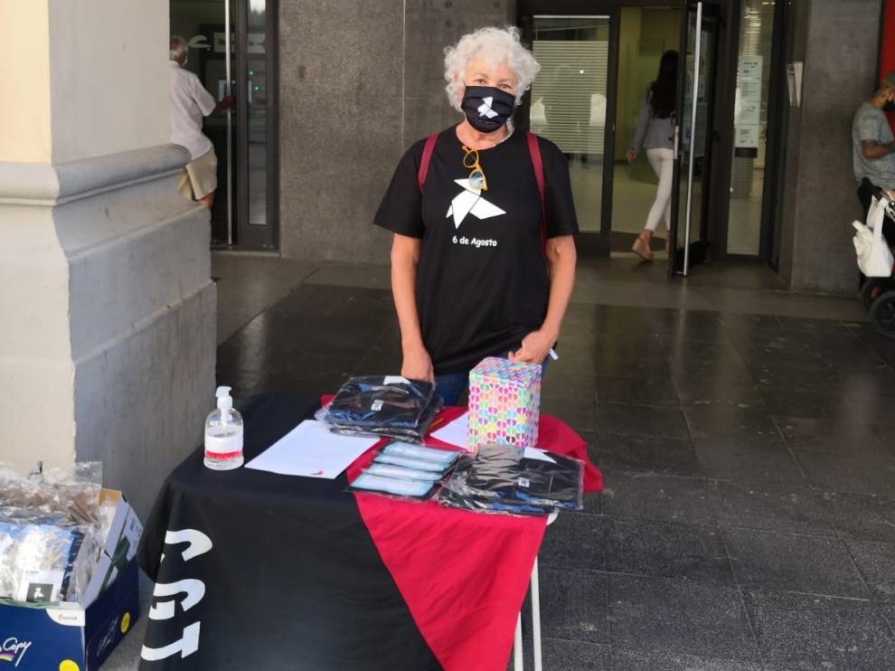 Mascarillas y camisetas con una pajarita recuerdan y rinden homenaje a Ramón Acín