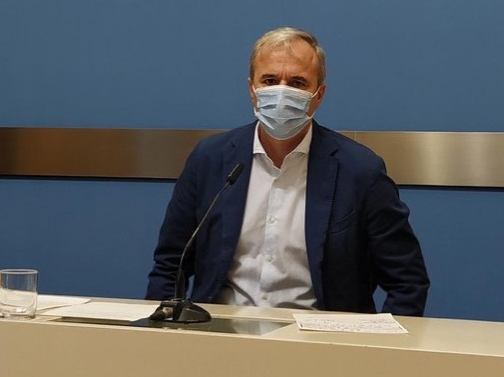 Azcón recuerda que hay que "seguir en alerta", porque "el virus no distingue a nadie"