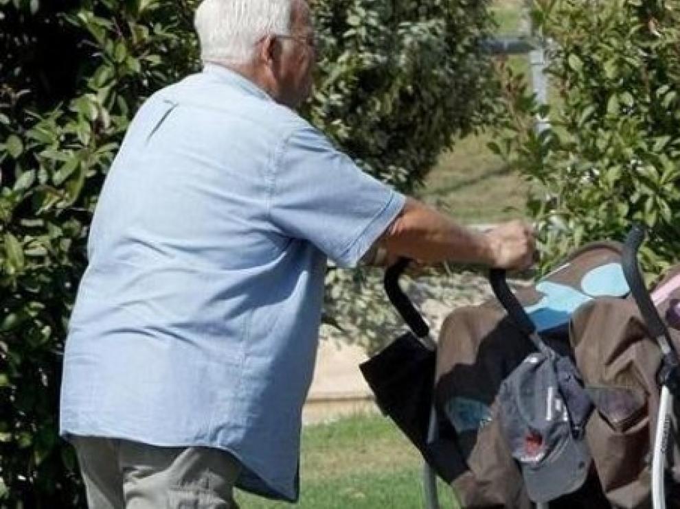 Los abuelos piden ayuda a sus nietos: "El coronavirus ya ha matado a 18.000 de vuestros abuelos"