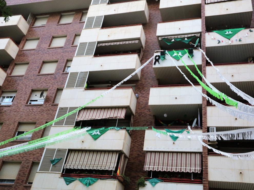 La fiesta balconera del Pasaje Almériz se inicia con albahaca y mairalesas