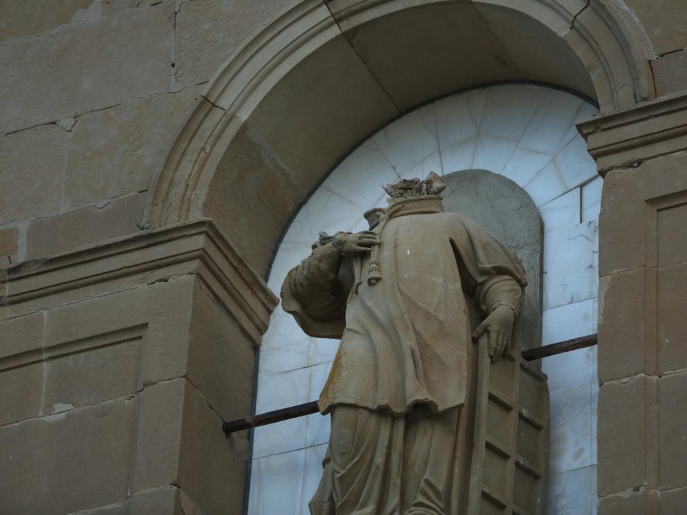 Retiran la imagen decapitada de San Lorenzo de la fachada de Loreto