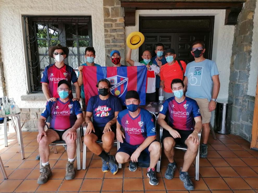 La peña Barcelona del Huesca celebra el ascenso con una caminata entre Jaca y Berdún