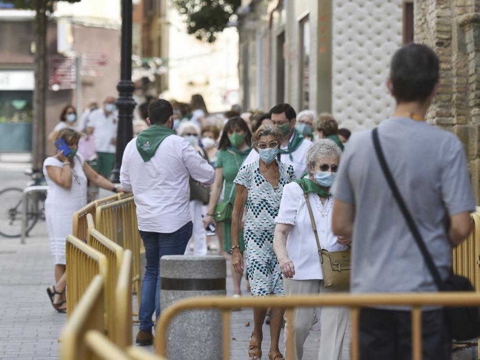 Filas en la basílica para ver a San Lorenzo en Huesca