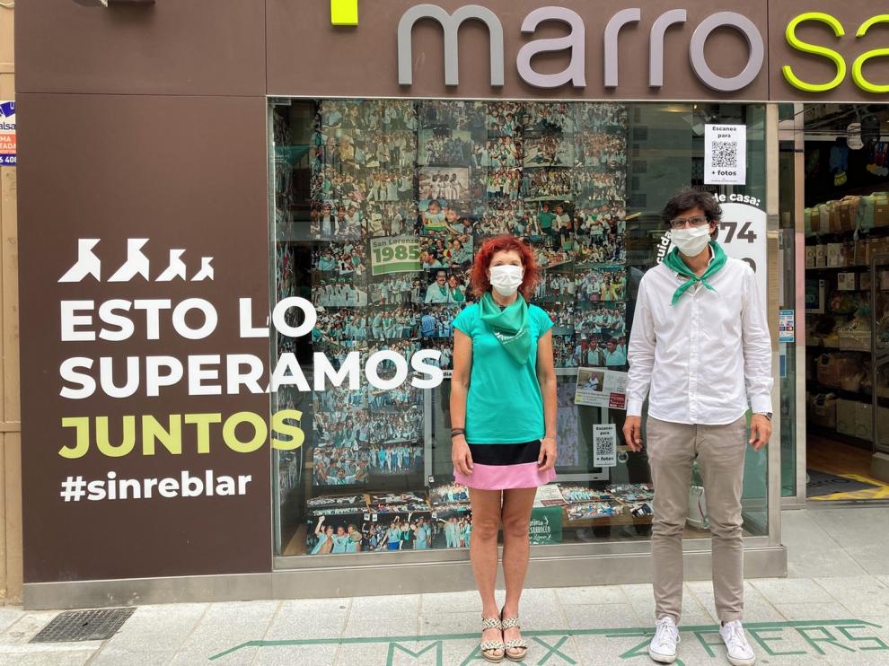 Imágenes laurentinas solidarias en el escaparate de La Farmacia Marro de Huesca