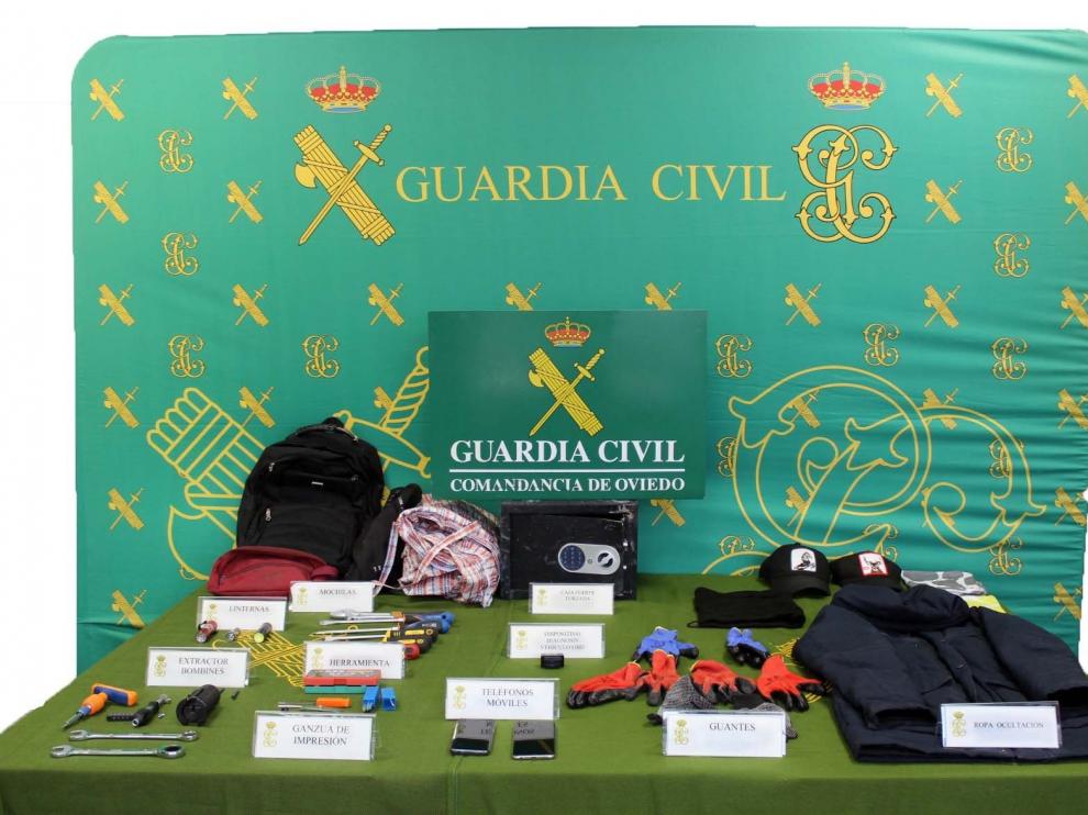 Desarticulan un grupo que robaba en colegios y en tiendas de móviles