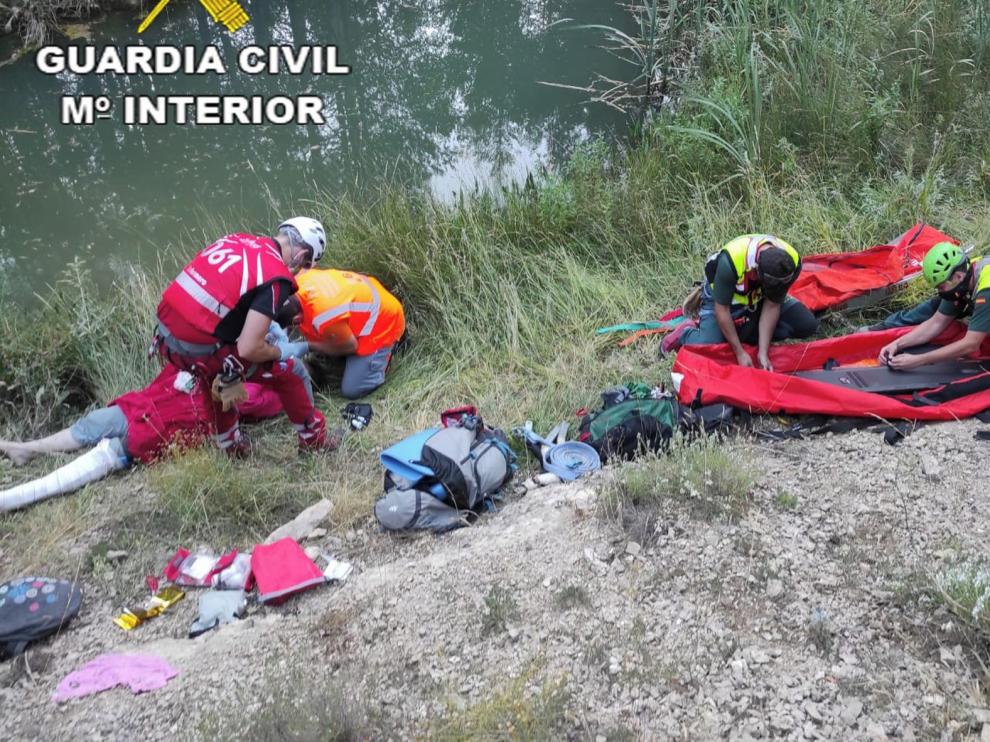 La Guardia Civil auxilia a una senderista herida tras caer a un barranco