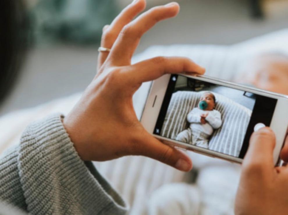 Compartir imágenes de los hijos en las redes puede acarrear problemas legales