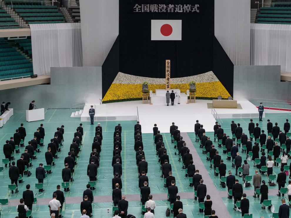 Naruhito y Abe piden "no repetir" los estragos de la II GM