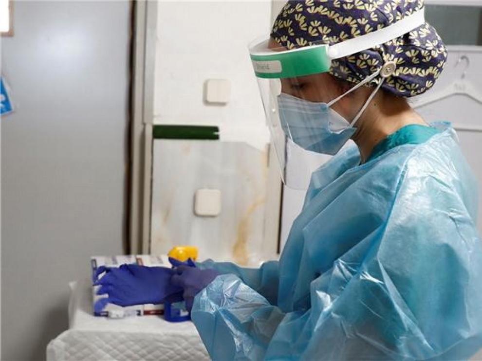 Lambán pide disculpas a los sanitarios por la falta de material en la primera ola de covid