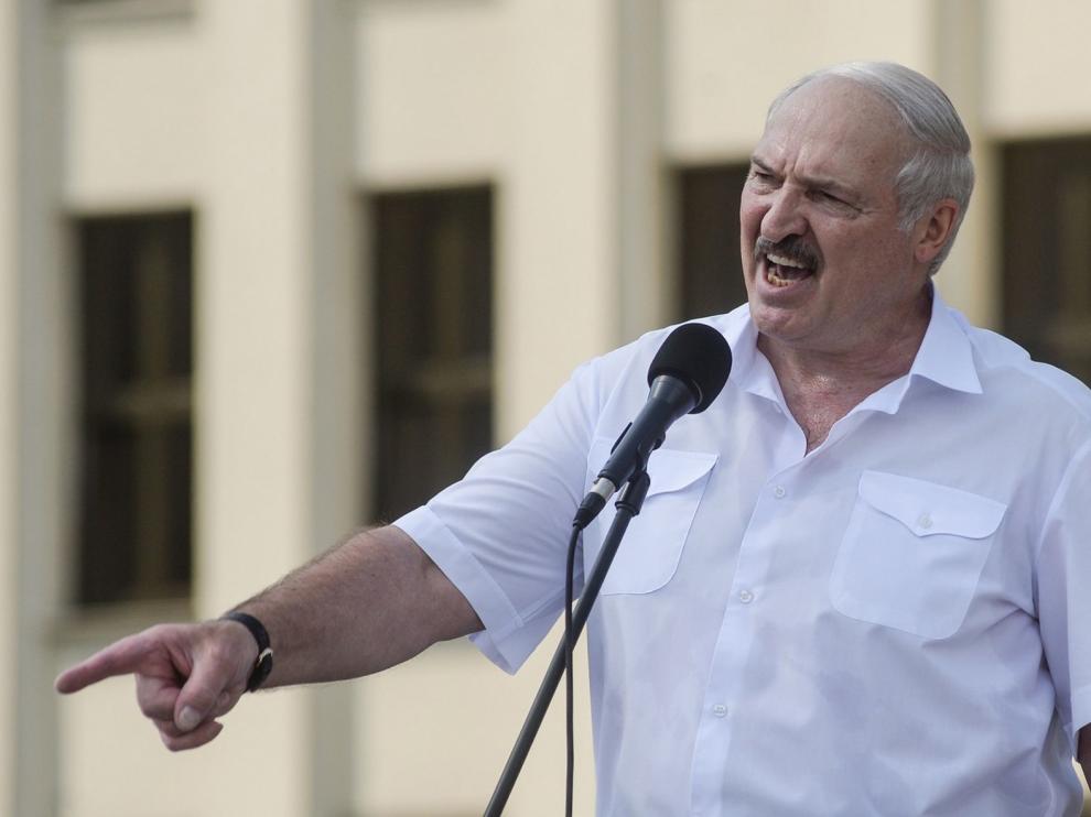 Lukashenko planta cara a la oposición bielorrusa