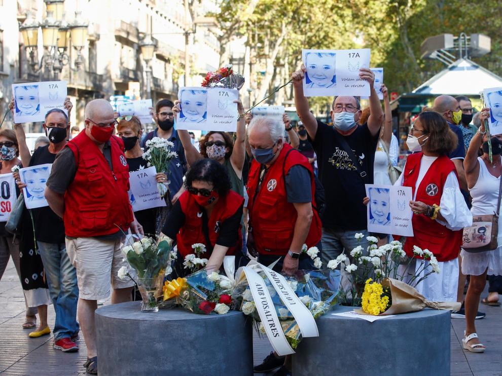 Barcelona homenajea con silencio y claveles blancos a las víctimas del 17A