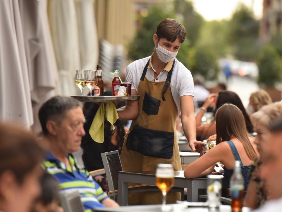 Aragón ordena cerrar bares de copas y limita el tabaco en público