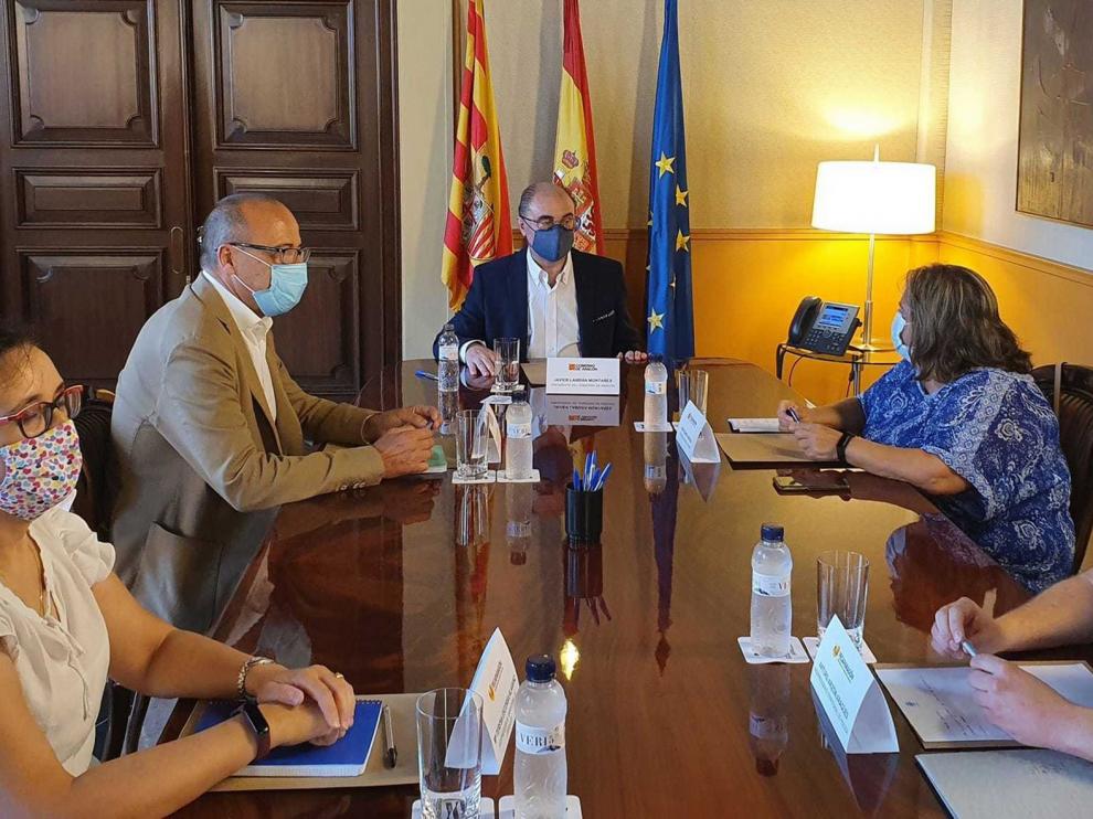 Lambán y Faci se reúnen con los padres de la educación concertada