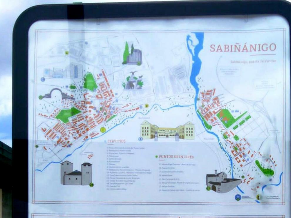 Información de interés turístico en los mupis de Sabiñánigo