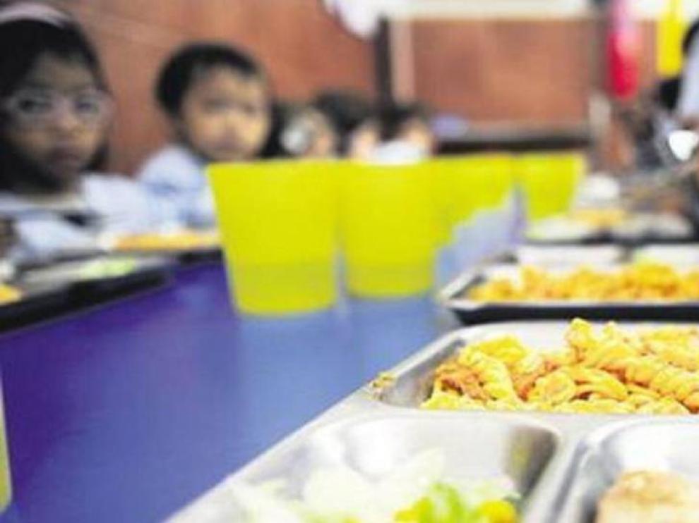 Osta critica que se tome al personal de las cocinas escolares como "trabajadores de segunda"