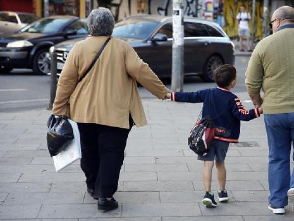Aragón Despierta pide no olvidar a los mayores que recogen a sus nietos en el colegio
