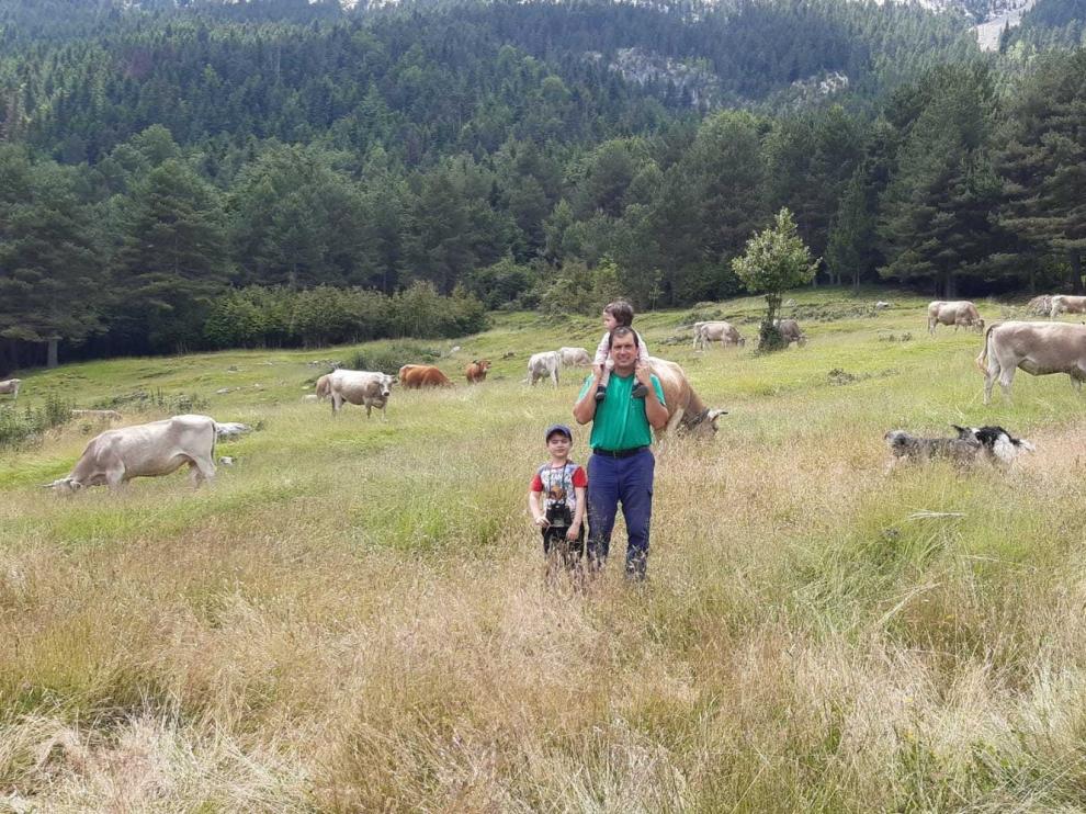 Pasión por la ganadería y el cuidado de la familia en el Pirineo