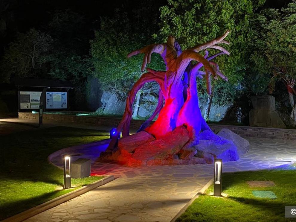 Villanúa homenajea a sus "brujas" en la nueva plaza de la Oficina de Turismo