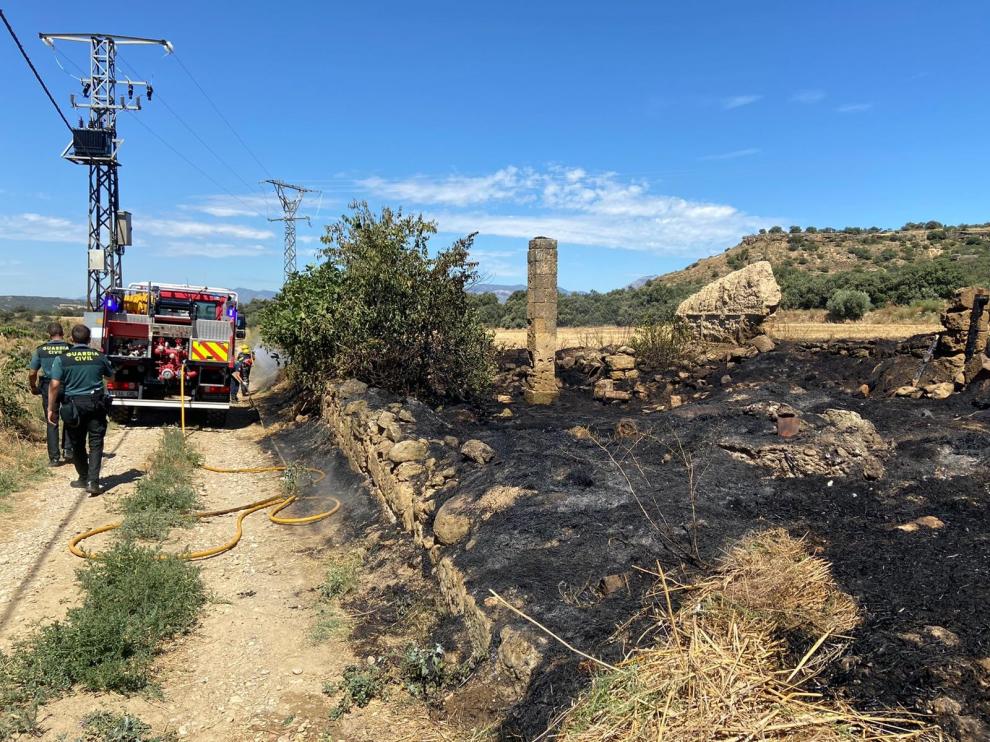 Los vecinos de Velillas colaboran activamente para sofocar un incendio próximo al pueblo