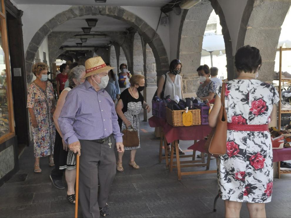 El comercio de Jaca sale a la calle con estrictas medidas de seguridad