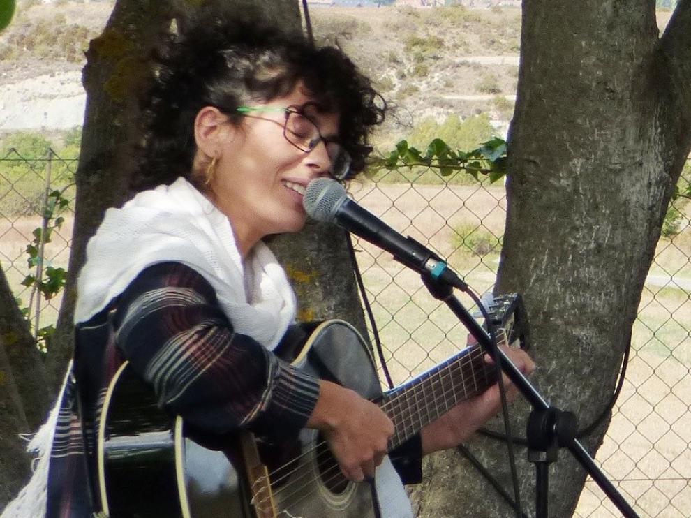 Alicia Canguero pone música al vermú en Vitelli Terrazza de Sabiñánigo