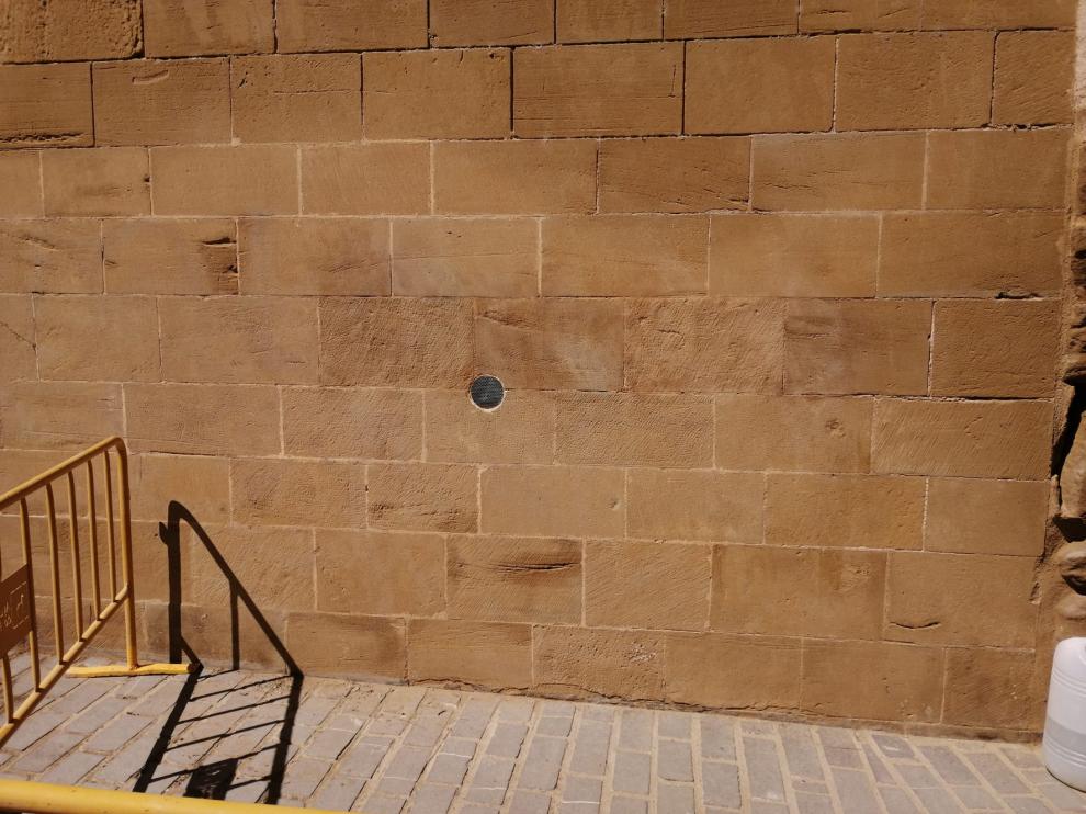 Eliminados varios grafitis con insultos de la Catedral y de San Pedro el Viejo en Huesca